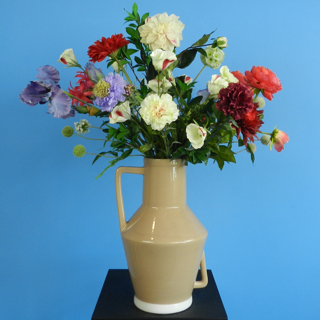 Huur dit kleurrijke kunstbloemen boeket inclusief vaas bij BIYU en verfraai je interieur! Perfect voor onderhoudsvrije decoratie voor feesten, bruiloften en andere speciale gelegenheden. 