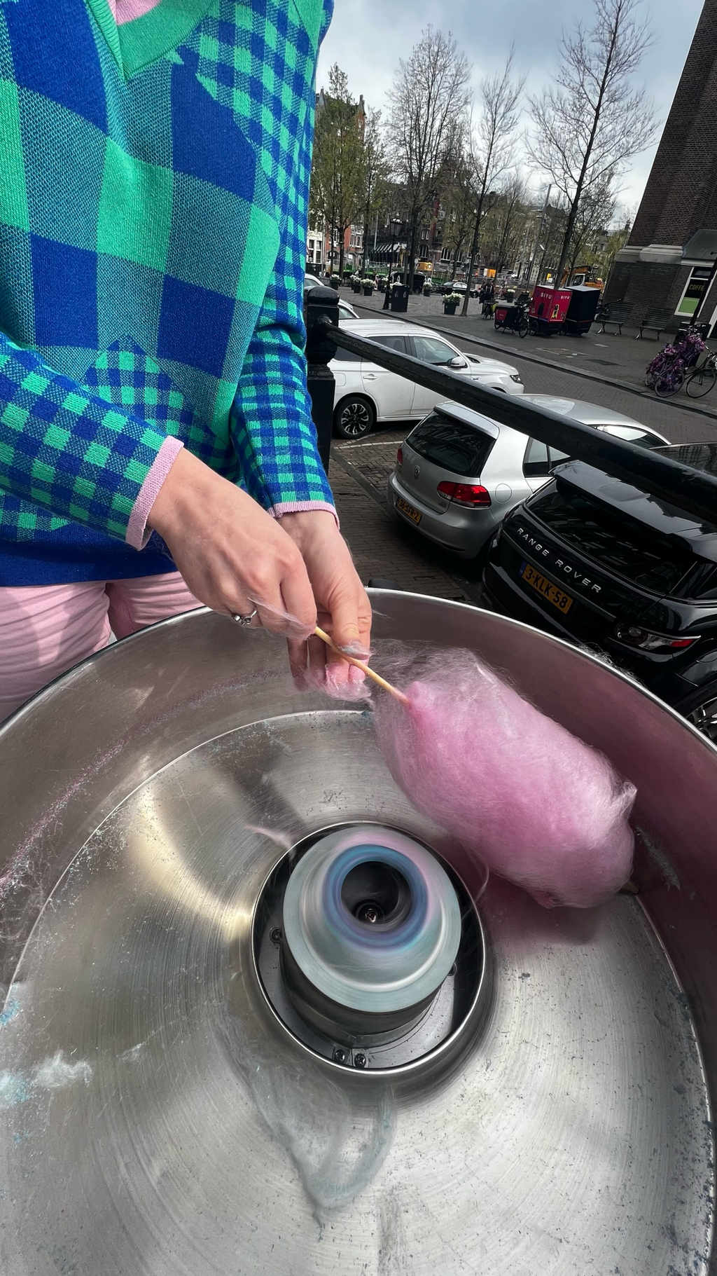 Person makes cotton candy with the cotton candy machine from BIYU, for an unforgettable party and event!