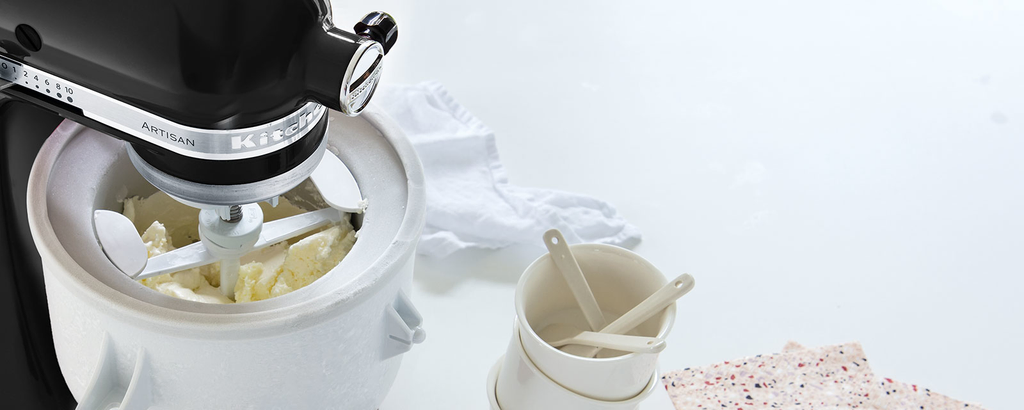 KitchenAid (room)ijsmachine zwart met zelfgemaakt ijs makkelijk en goedkoop huren bij BIYU