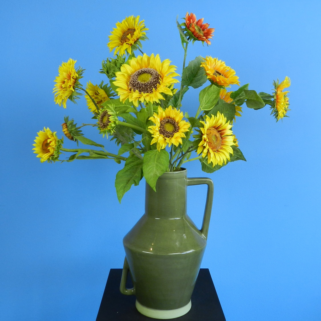 Rent this ReFlower bouquet of sunflowers with green vase from BIYU for sustainable decoration! For any occasion such as a wedding or birthday.