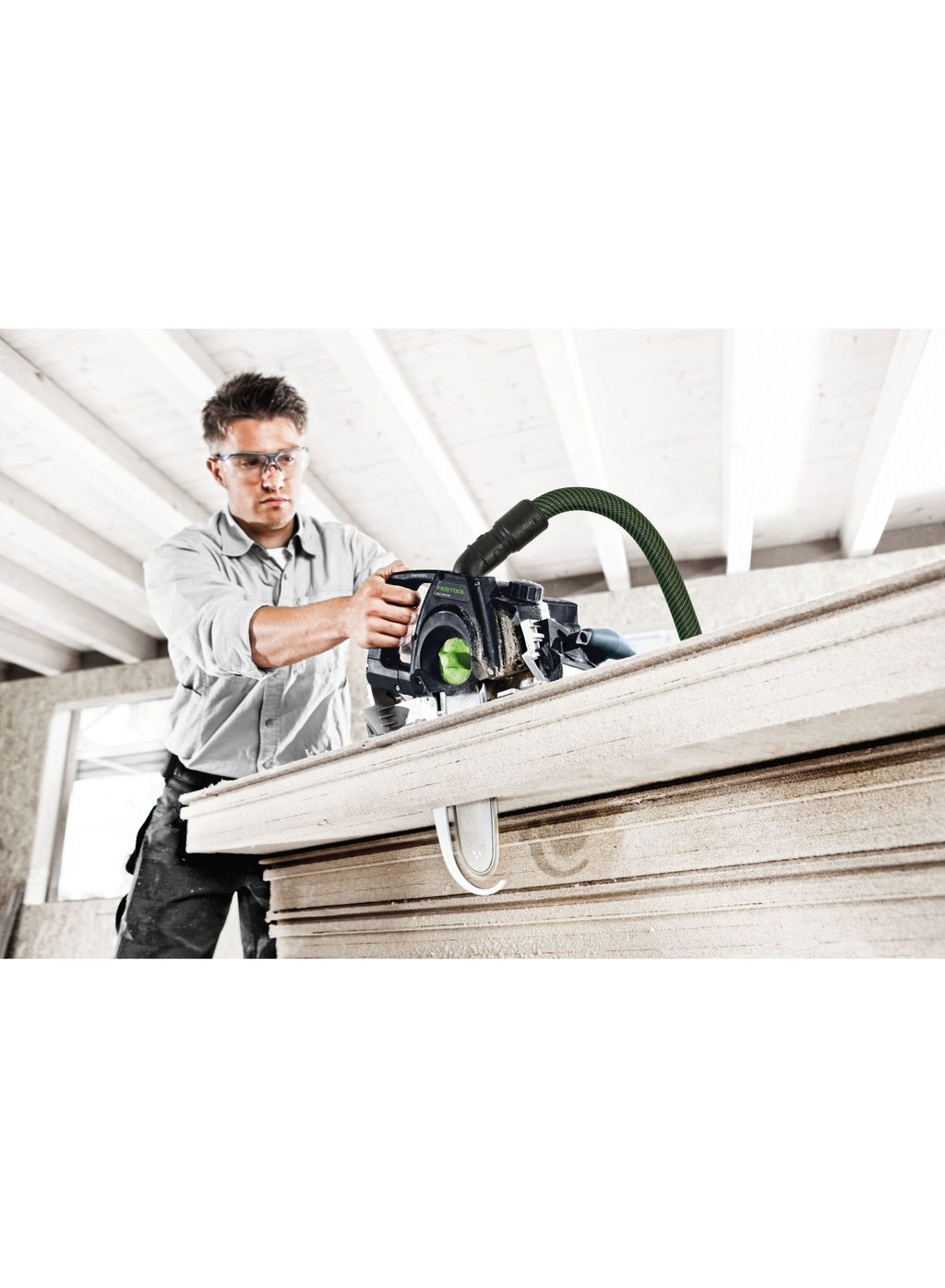 The Festool sword saw is perfect for cutting pressure-resistant insulating materials. Easy and affordable rental with BIYU.