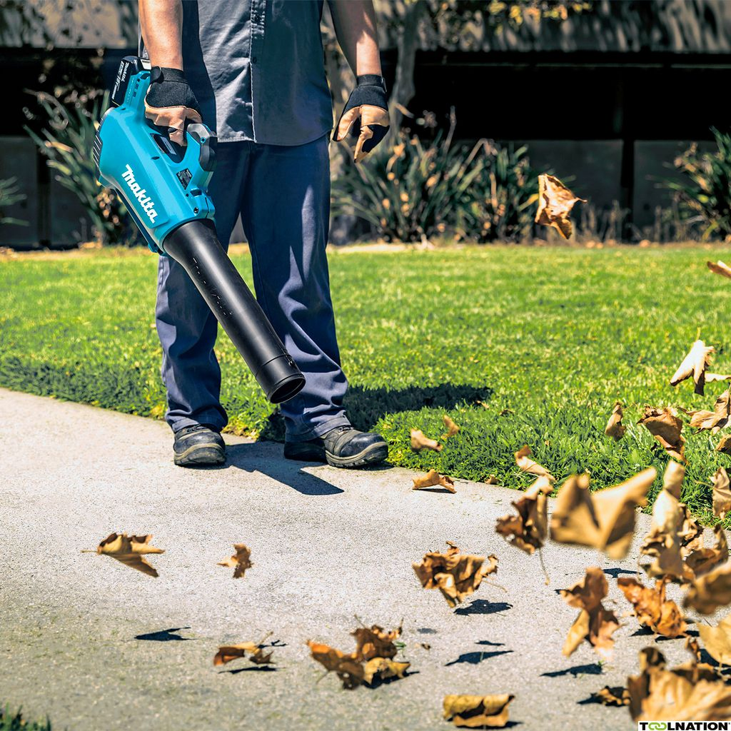 A compact professional battery leaf blower with low vibrations and no emission of harmful substances from Makita
