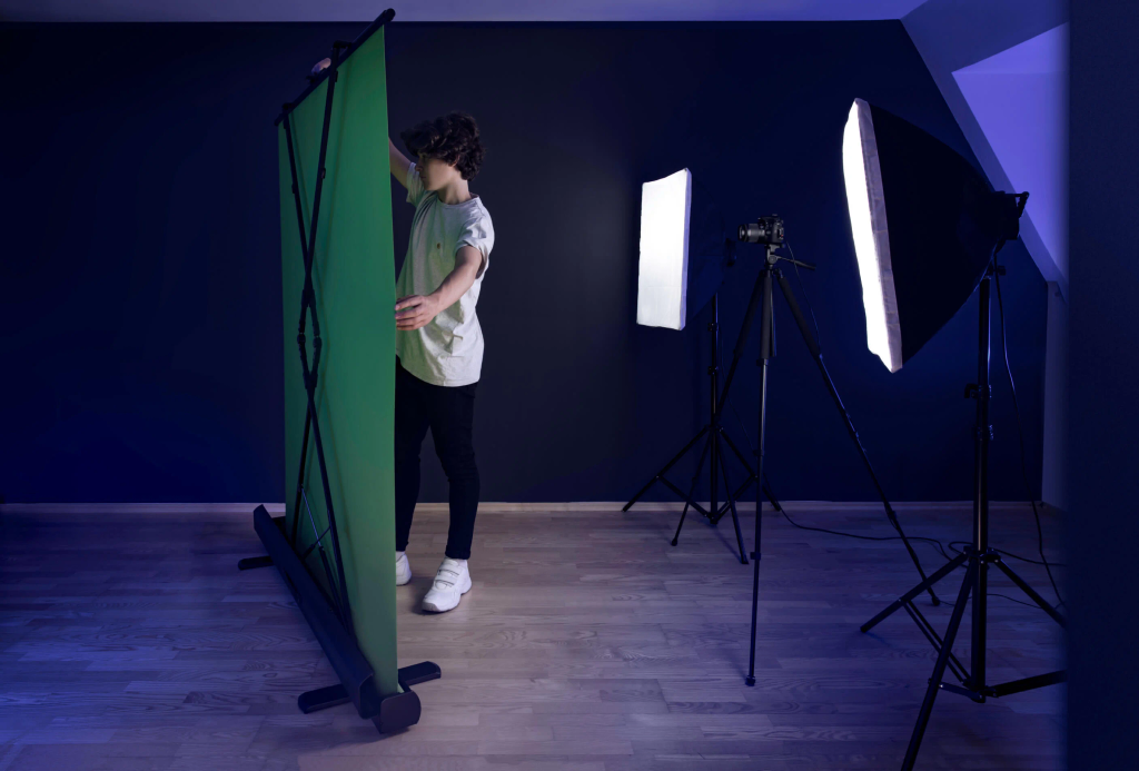 Huur Elgato Greenscreen 148x180 cm, foto van iemand die het screen aan het opstellen is voor z'n studio