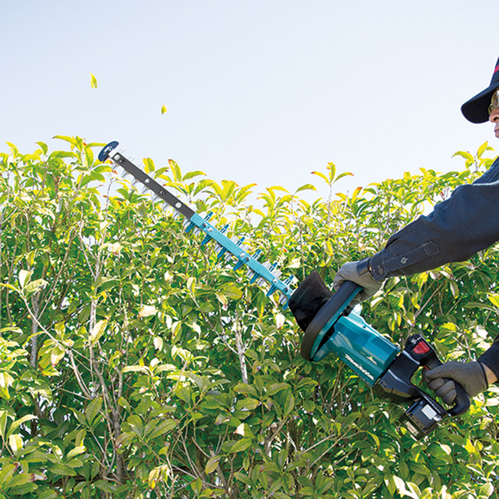 The Makita 18 V cordless hedge trimmer works quietly, environmentally friendly and at very low running costs