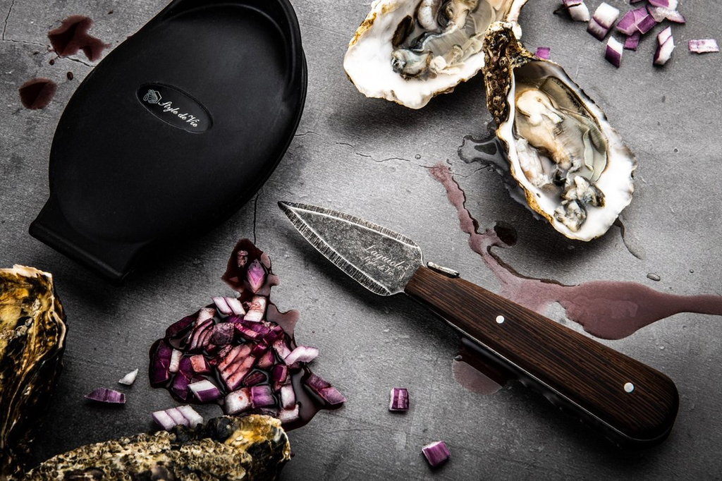 Huur dit fraaie Laguiole Style de Vie oestermes met wenge-houten handvat en roestvrijstalen lemmet bij BIYU voor het openen van de meest hardnekkige oesters.
