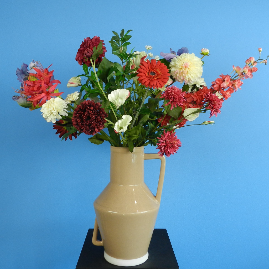 Huur dit boeket met kunstbloemen | bloemen bij BIYU. Ideaal voor een bruiloft, feest of andere evenementen. Vol met rode, witte, blauwe bloemen en blijvend groen.