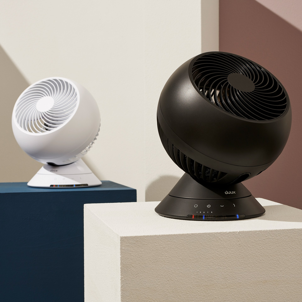 Huur de Duux Globe Zwart ventilator airco bij BIYU om je werkkamer, studiekamer, thuiswerken te verkoelen. 