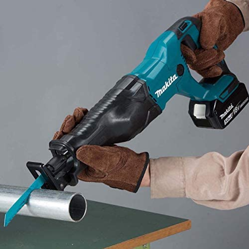 Very fast cordless reciprocating saw from Makita for cutting plastic wood and metal