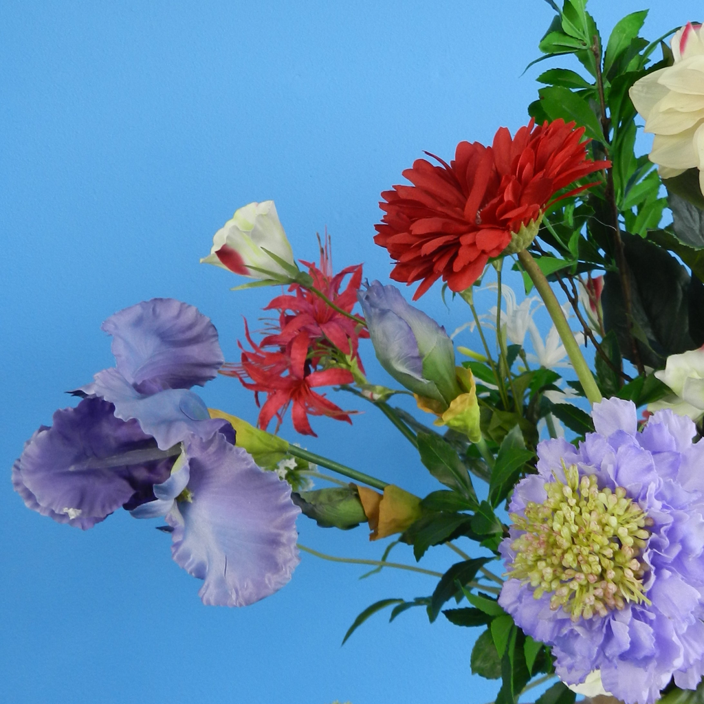 Huur dit kleurrijke kunstbloemen boeket inclusief vaas bij BIYU en verfraai je interieur! Perfect voor onderhoudsvrije decoratie voor feesten, bruiloften en andere speciale gelegenheden. 