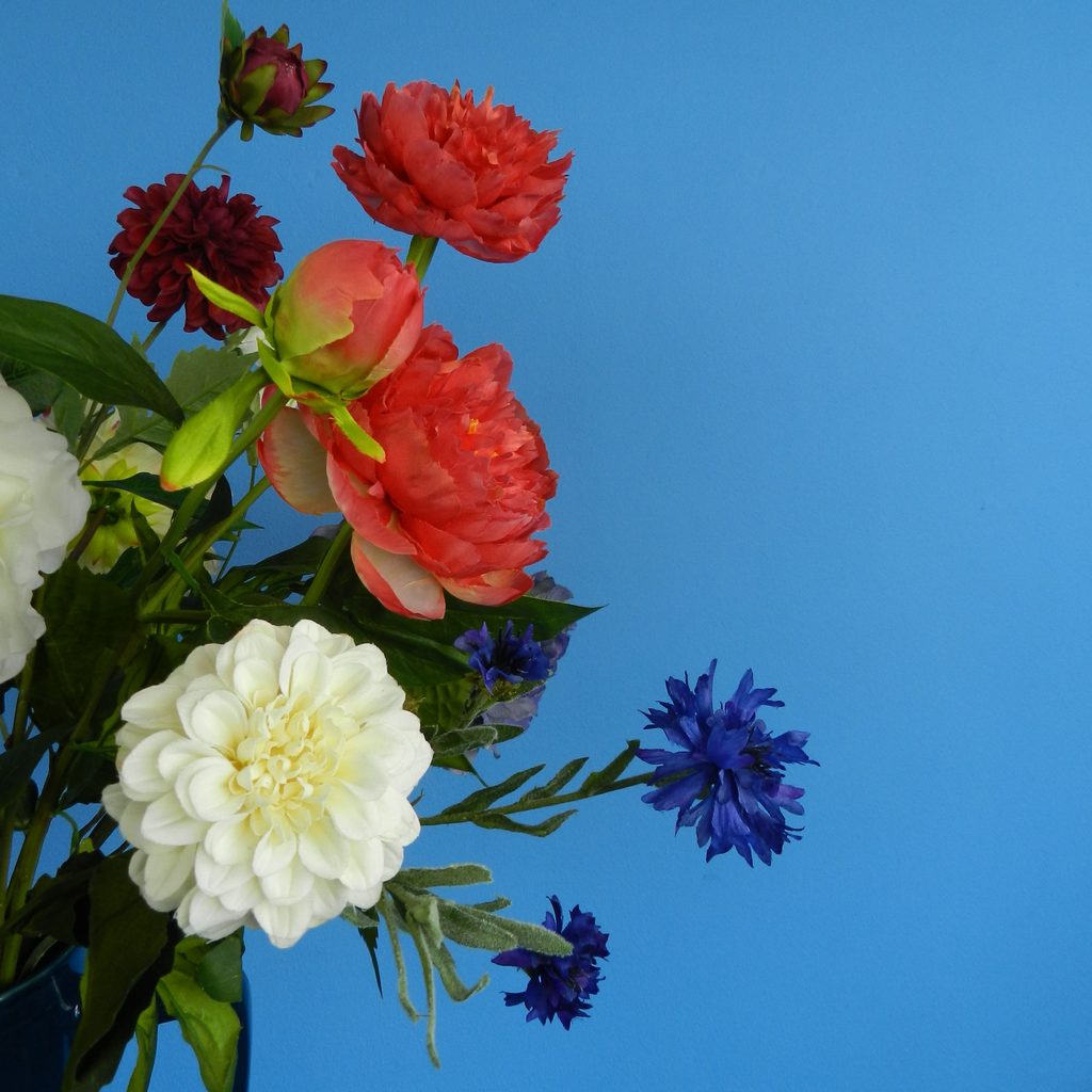 Huur dit prachtige kunstbloemen boeket in blauwe vaas voor jouw evenement bij BIYU. Foto van blauwe witte en roze bloemen. Perfect als decoratie voor feesten en bruiloften.