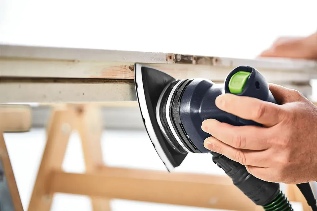 The Festool cordless delta sander set with accessories to sand hard-to-reach places. Easy and affordable rental with BIYU