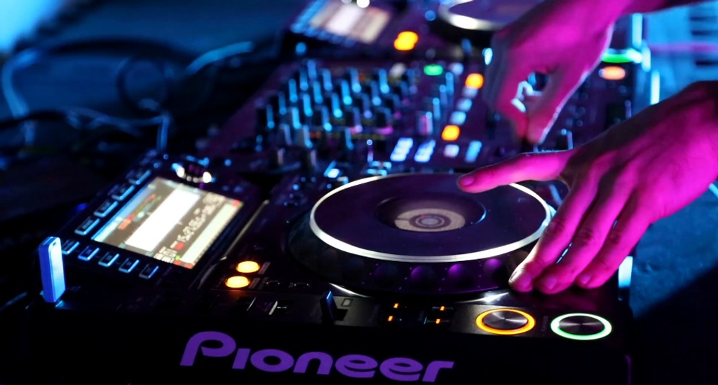 Huur Pioneer DJ gear - DJ sets - bij BIYU en shine op dat feest!