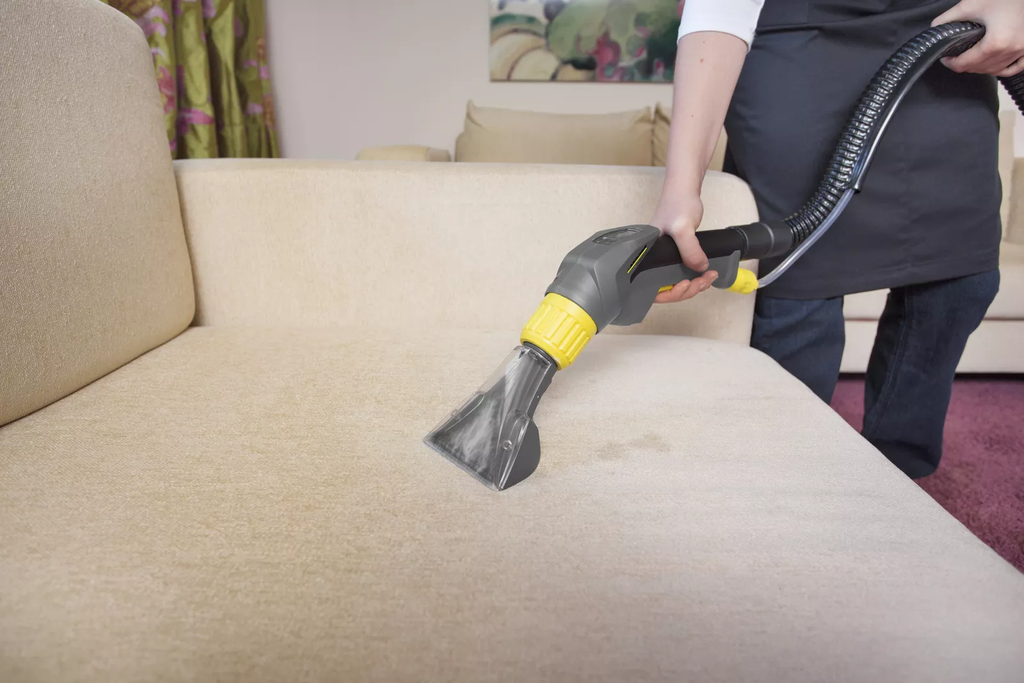 Huur de Kärcher tapijtreiniger bij BIYU - ideaal voor het verwijderen van vlekken op je tapijt of bankstel!