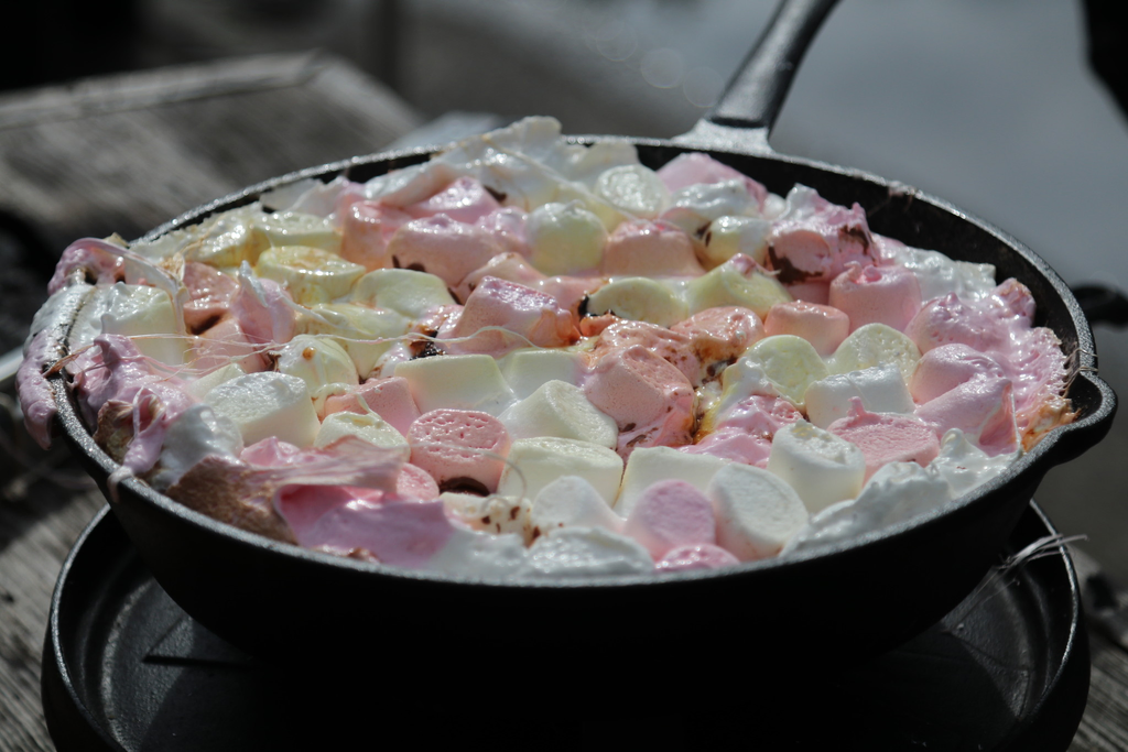 With the Windmill cast iron frying pan (Ø 25.5cm) you can bake a marshmallow pie