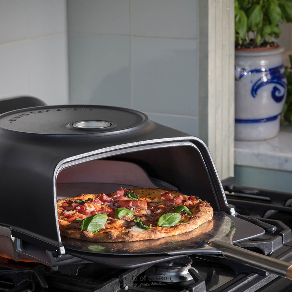De Fernus pizza oven voor binnen op je gasfornuis maakt de best pizza. Gemakkelijk en goedkoop huren bij BIYU.