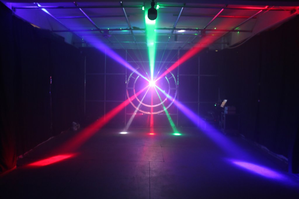 Kamer verlicht met Discobal LED van BIYU. Feestverlichting voor jouw feest!