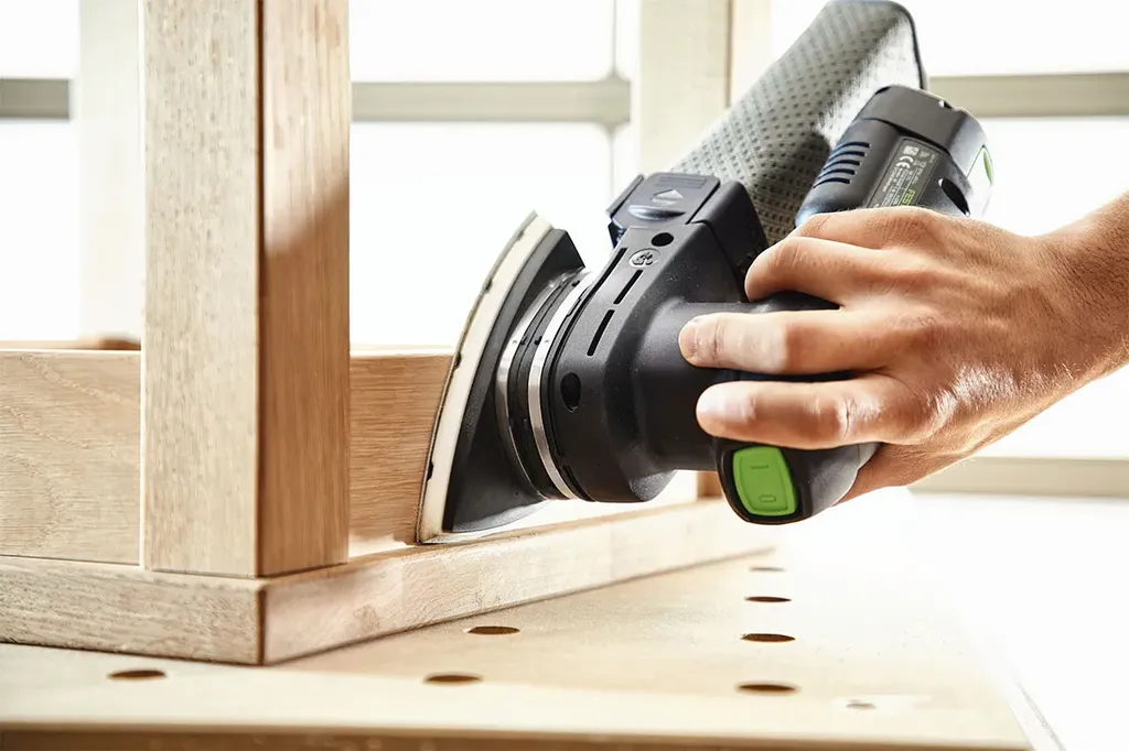 The Festool cordless delta sander set with accessories to sand hard-to-reach places. Easy and affordable rental with BIYU