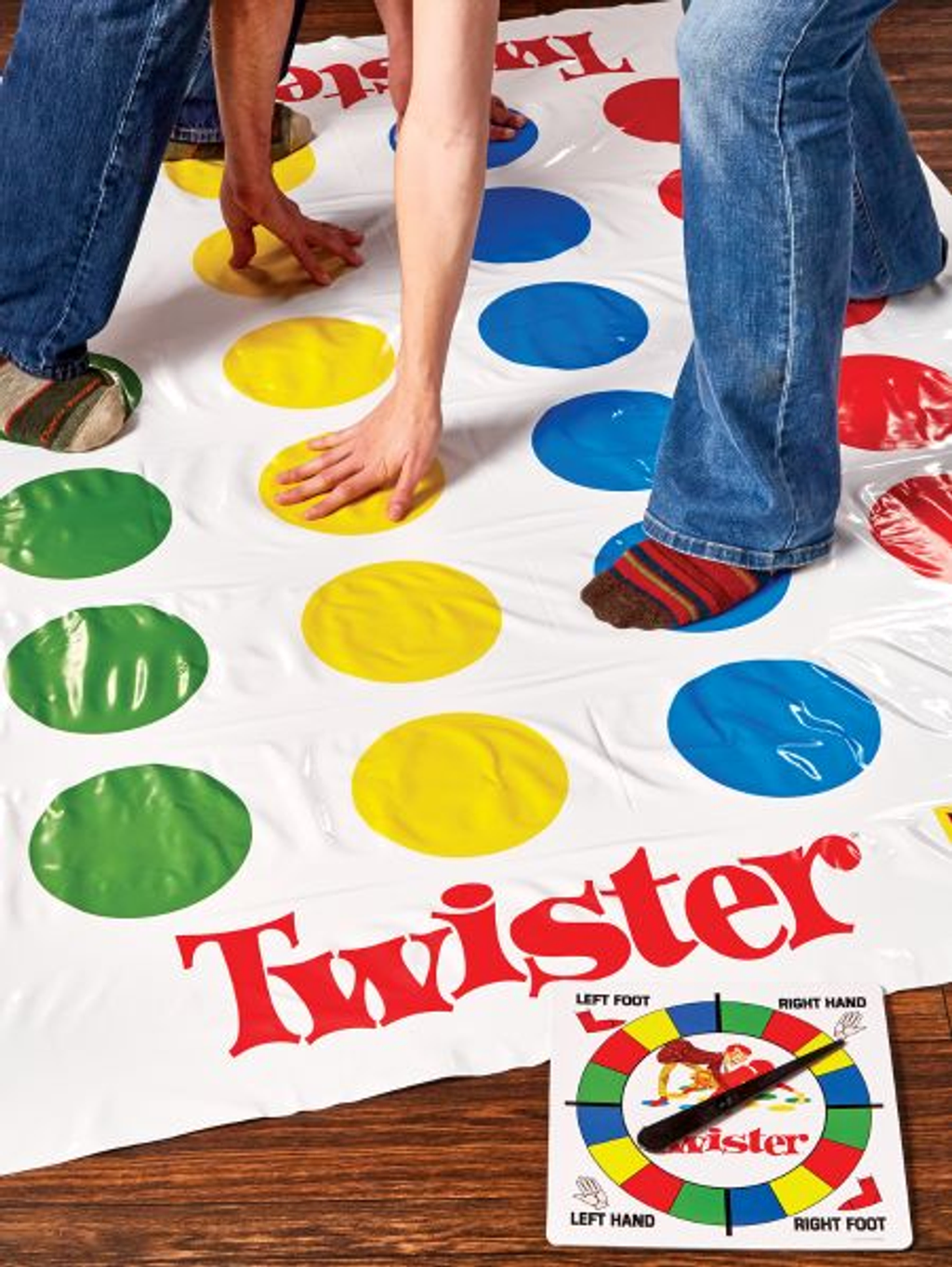Hasbro Twister met 2 extra moves  mensen die het spel spelen makkelijk en goedkoop huren bij BIYU