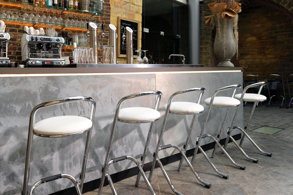 Rent bar stools, bar tables and party tents at BIYU - we have everything for your (garden) party
