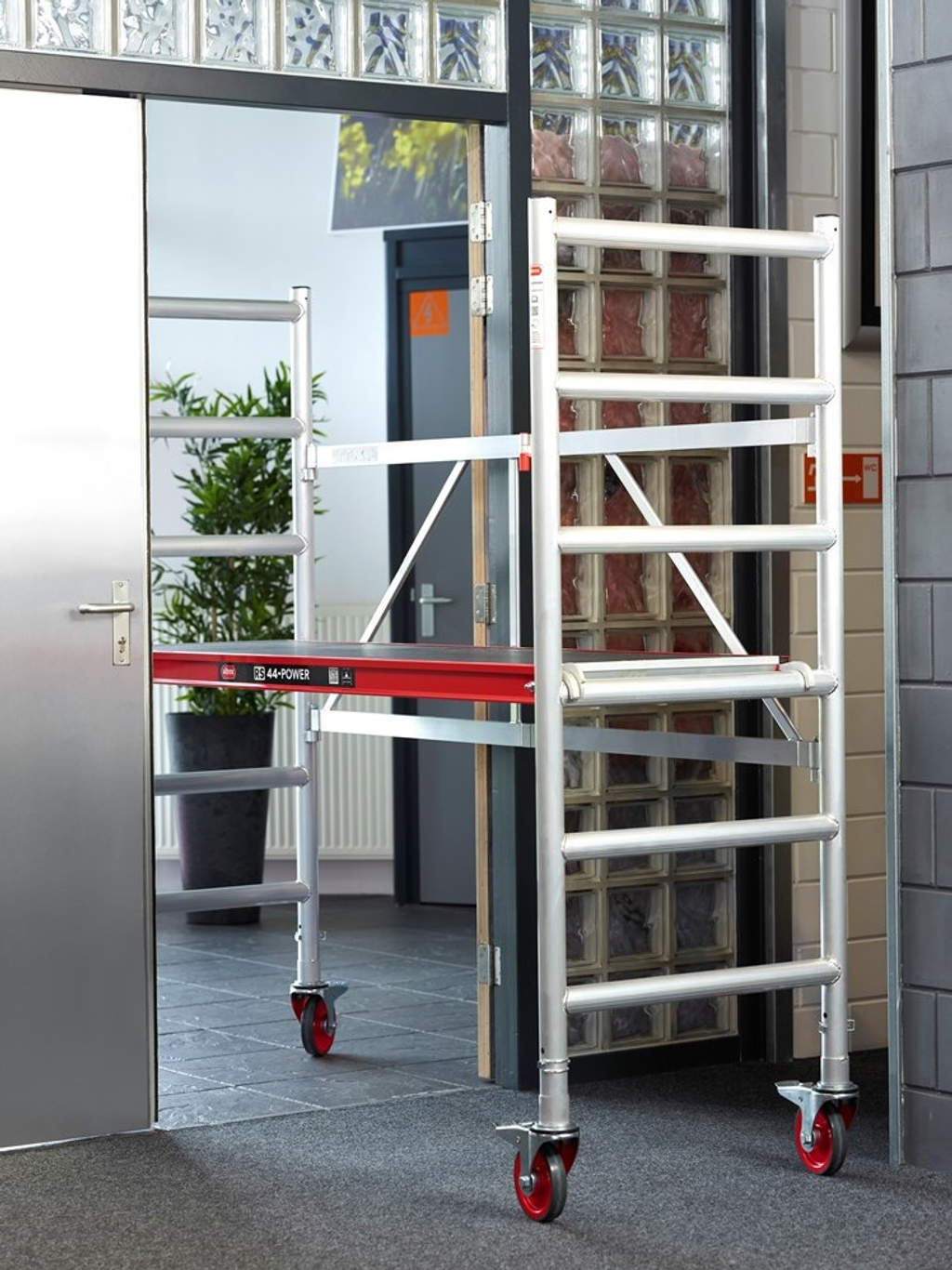Altrex RS 44-Power Room scaffold from BIYU in a small and confined space. Easy to set up