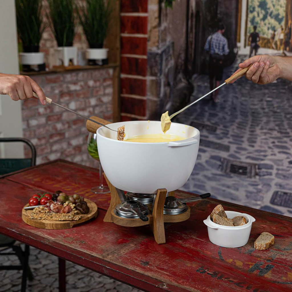 Boska party fondue voor kaasfondue glühwein sangria chocolademelk voor 12 personen met kaasfondue makkelijk engoedkoop huren bij BIYU