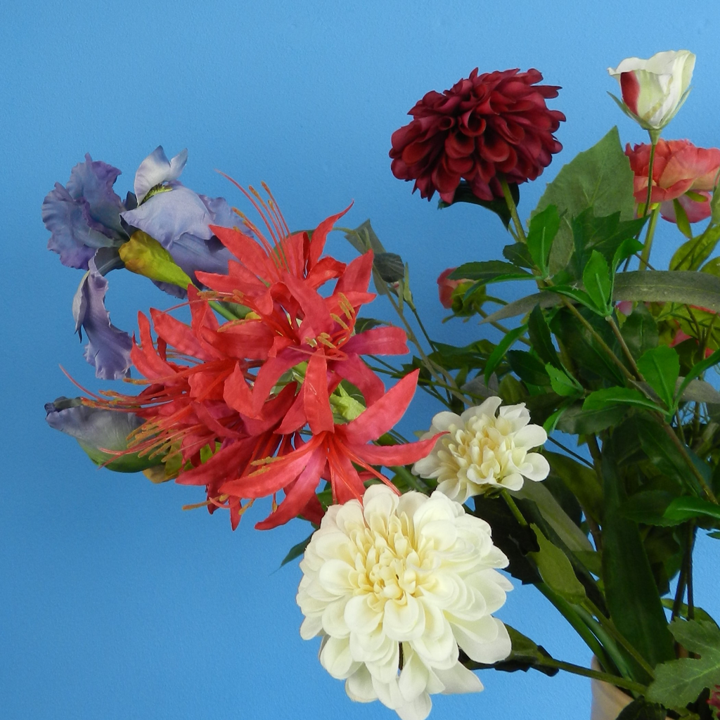 Huur dit boeket met kunstbloemen | bloemen bij BIYU. Ideaal voor een bruiloft, feest of andere evenementen. Vol met rode, witte, blauwe bloemen en blijvend groen.