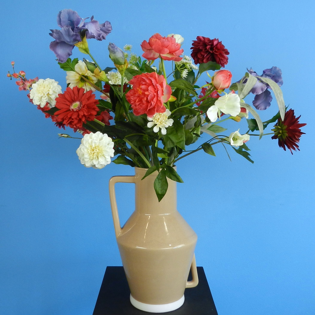 Rent this bouquet of artificial flowers | flowers from BIYU. Ideal for a wedding, party or other events. Full of red, white, blue flowers and everlasting greenery.