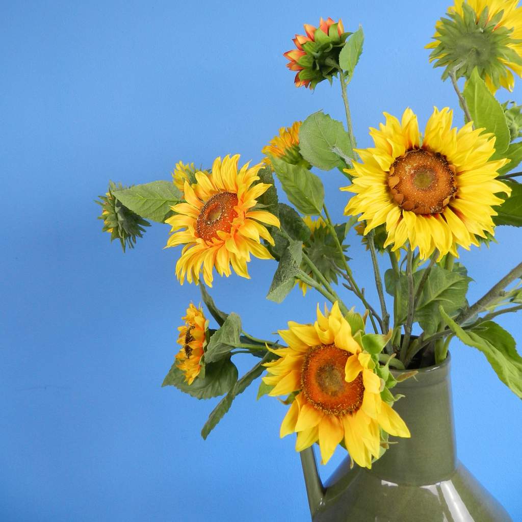 Huur dit ReFlower boeket van zonnebloemen met groene vaas bij BIYU voor duurzame decoratie! Voor elke gelegenheid zoals een bruiloft of verjaardag. 