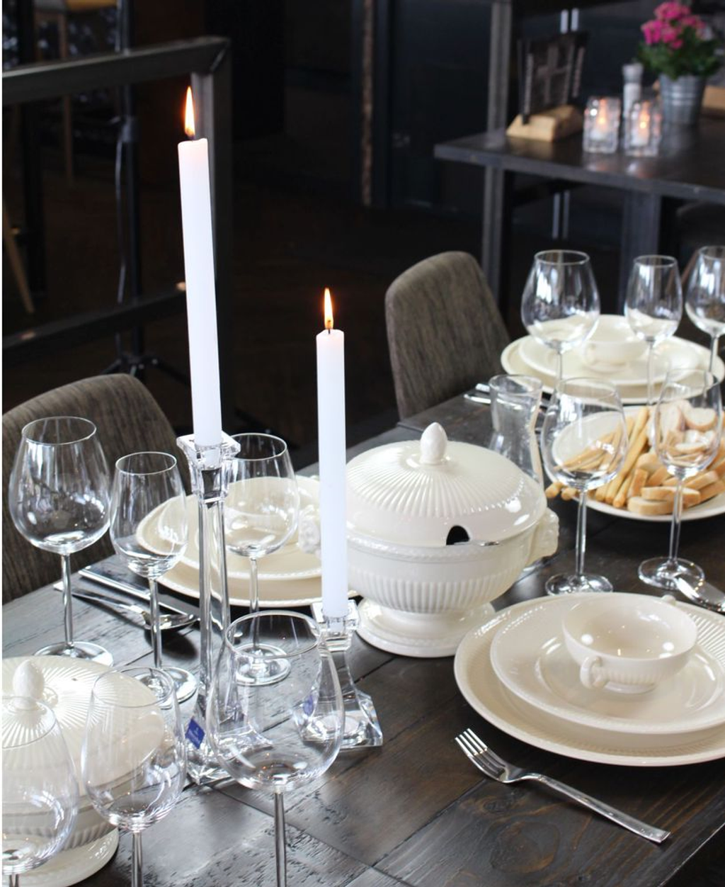 Chic fancy dinner set for 6 persons including cutlery, plates and table cloth in a nice dinner setting. Rent from BIYU.