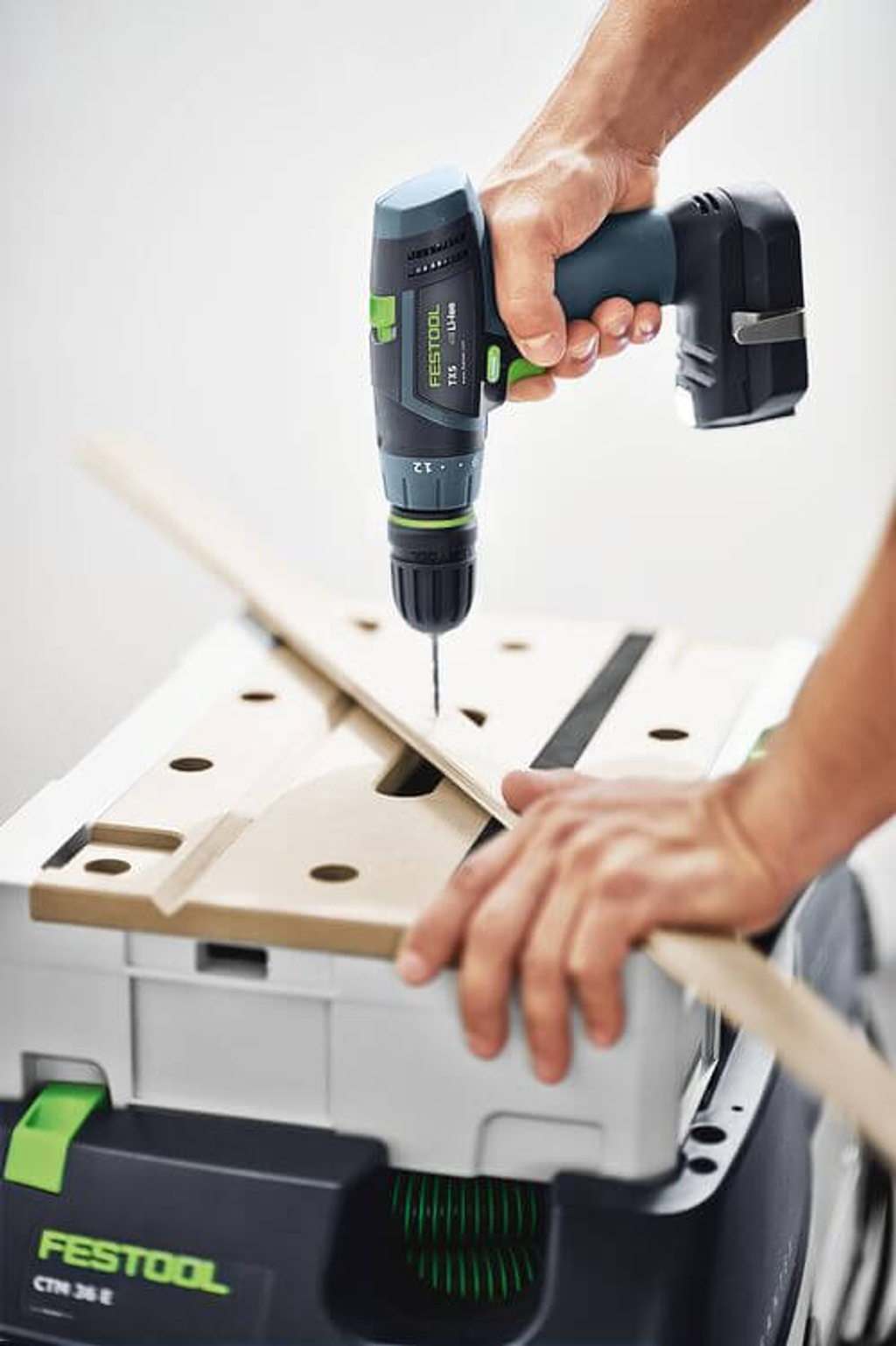 This Festool cordless screwdriver is perfect for screwdriving in wood and more. Easy and affordable rental with BIYU.