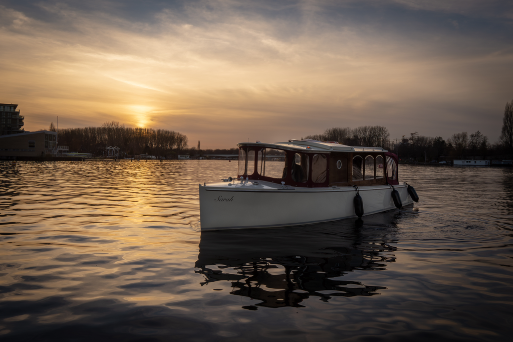 Huur romantische salonboot Sarah voor een vaartocht over de grachten van Amsterdam | BIYU