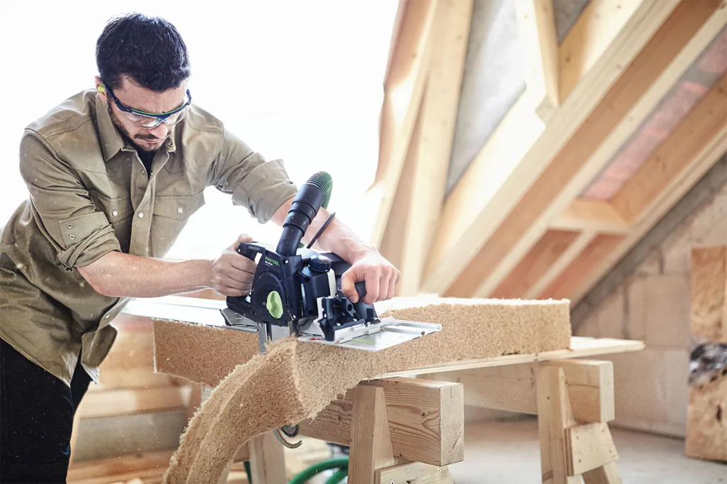 Rent the Festool UNIVERS SSU 200 EB-Plus-FS at BIYU: Powerful sword saw for precise cutting of construction and insulation material.