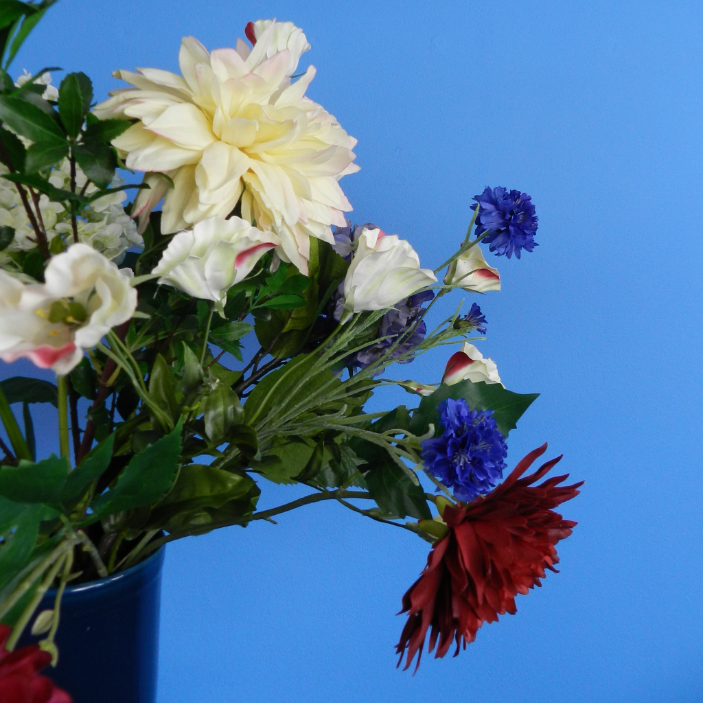 Huur deze kleurrijke rode roze en blauwe kunstbloemen en blijvende bloemen bij BIYU