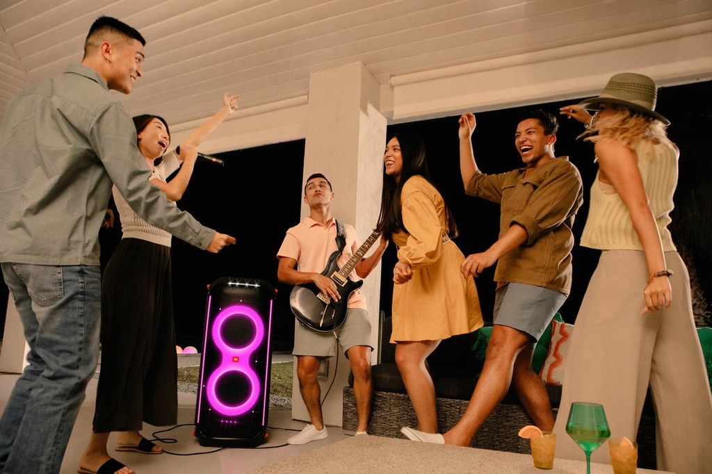 JBL partybox 710 speaker. Mensen dansen op muziek en licht uit de JBL speaker