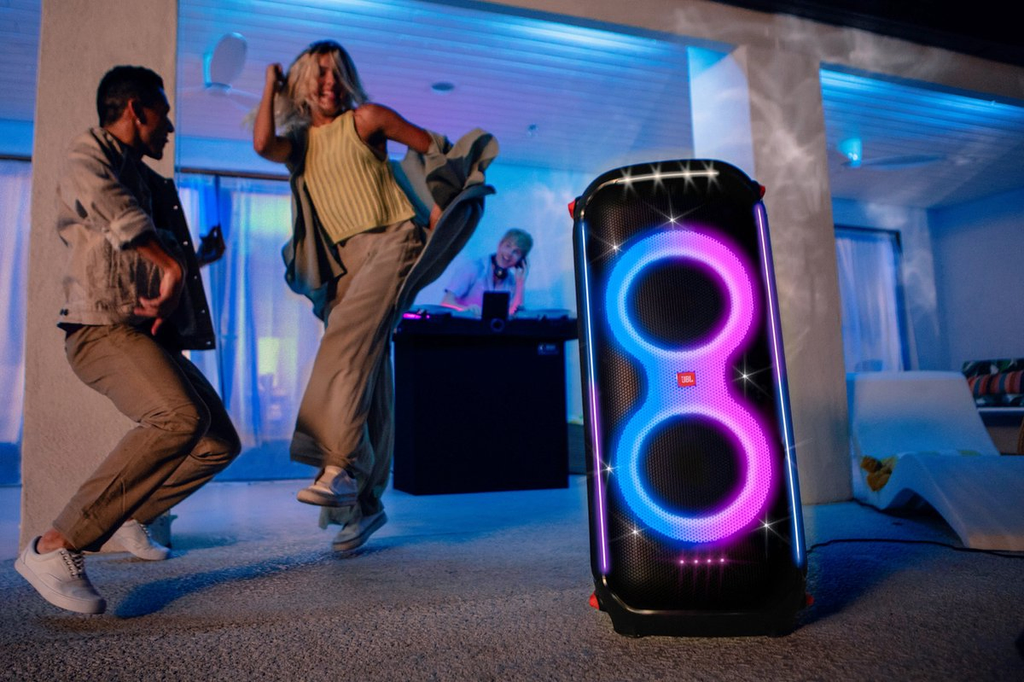 JBL partybox 710 speaker. Mensen dansen op muziek en licht uit de JBL speaker